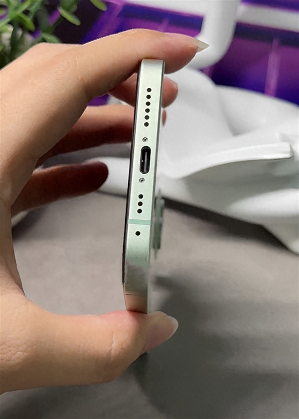 全新标配！iPhone 15的USB-C端口照曝光 想跟安卓通用休想