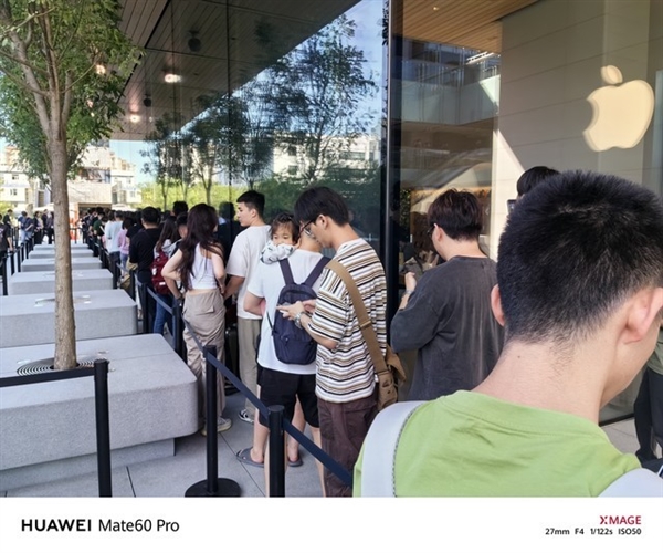 蹲到半夜才在官网捡到漏！iPhone 15 Pro首销上手：轻薄 但容易沾指纹